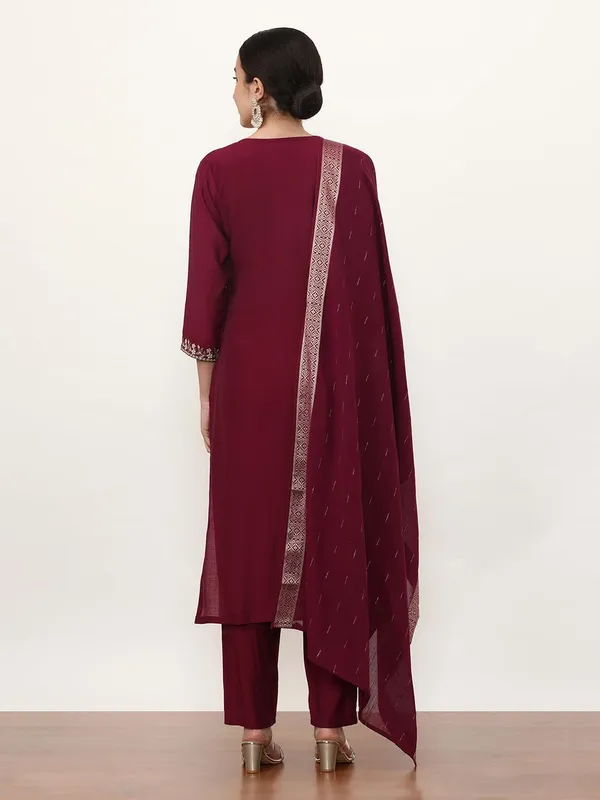 Wine_Jaipur_Kurti_Floral_Embroidered_Silk_Blend_Straight_Kurta_And_Trousers_Sets