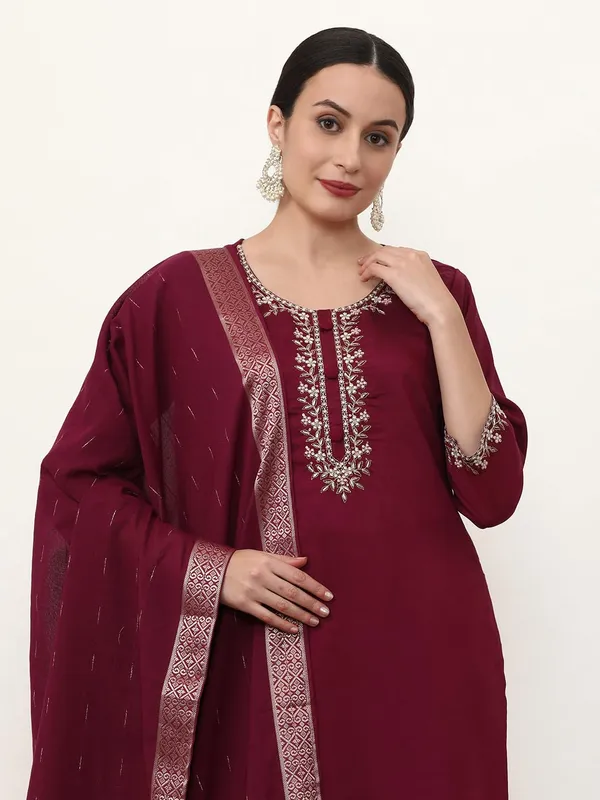 Wine_Jaipur_Kurti_Floral_Embroidered_Silk_Blend_Straight_Kurta_And_Trousers_Sets