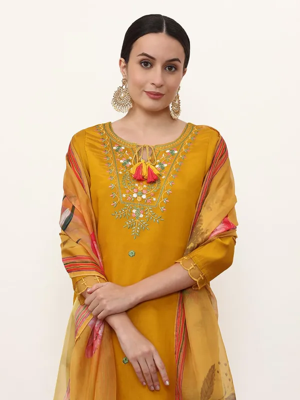Mustard_Jaipur_Kurti_Floral_Embroidered_Silk_Blend_Straight_Kurta_And_Trousers_Sets