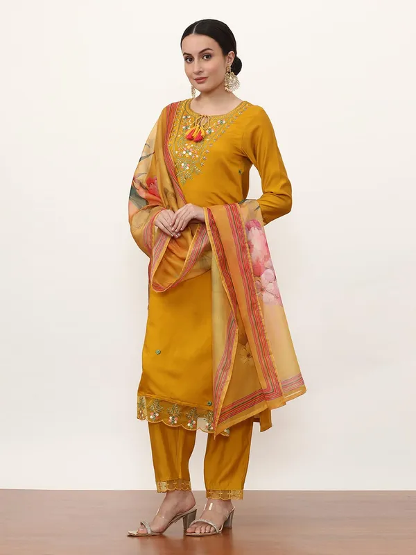 Mustard_Jaipur_Kurti_Floral_Embroidered_Silk_Blend_Straight_Kurta_And_Trousers_Sets