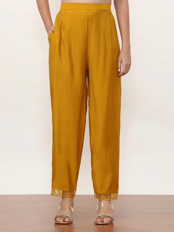 Mustard_Jaipur_Kurti_Floral_Embroidered_Silk_Blend_Straight_Kurta_And_Trousers_Sets