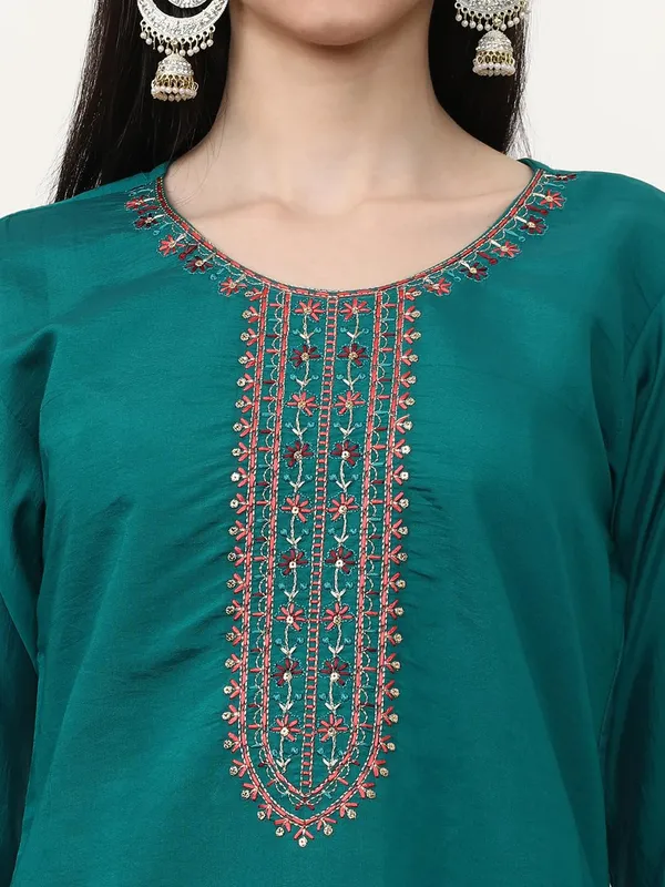 Turquoise_Jaipur_Kurti_Floral_Embroidered_Silk_Blend_Straight_Kurta_And_Trousers_Sets