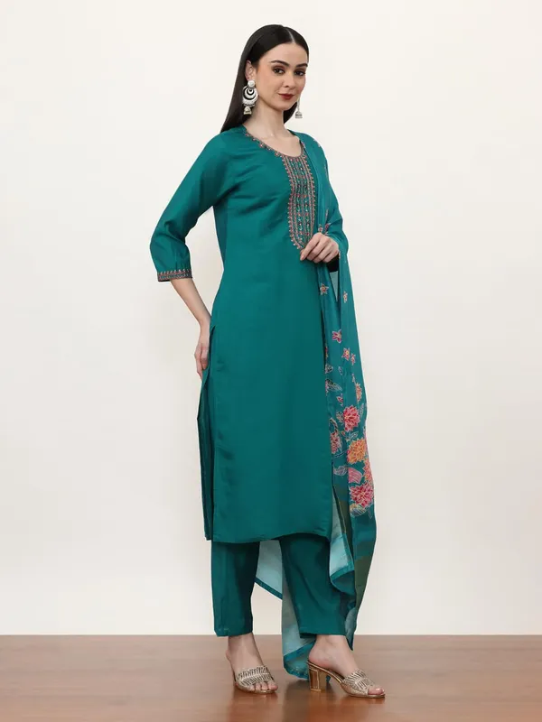 Turquoise_Jaipur_Kurti_Floral_Embroidered_Silk_Blend_Straight_Kurta_And_Trousers_Sets