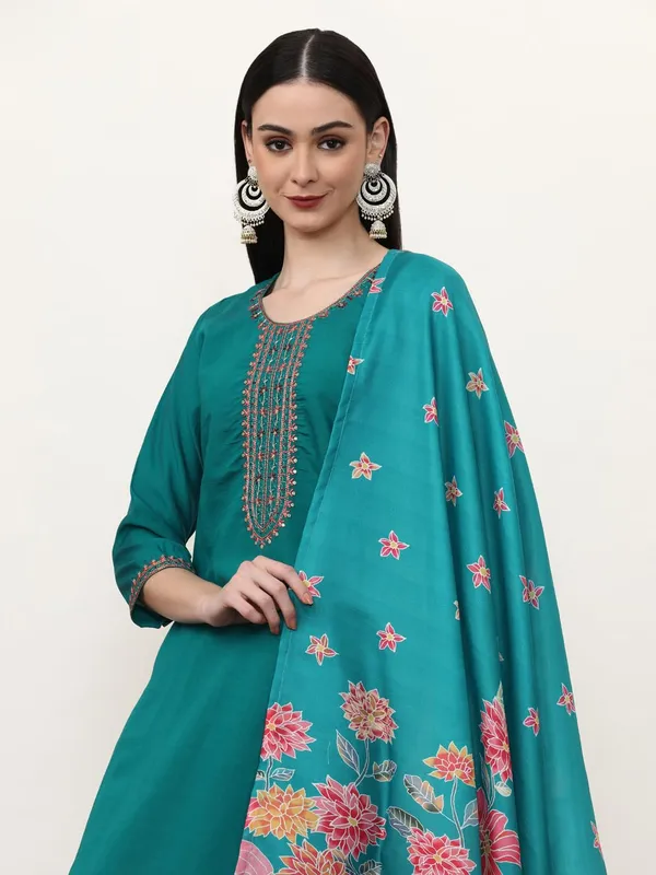 Turquoise_Jaipur_Kurti_Floral_Embroidered_Silk_Blend_Straight_Kurta_And_Trousers_Sets