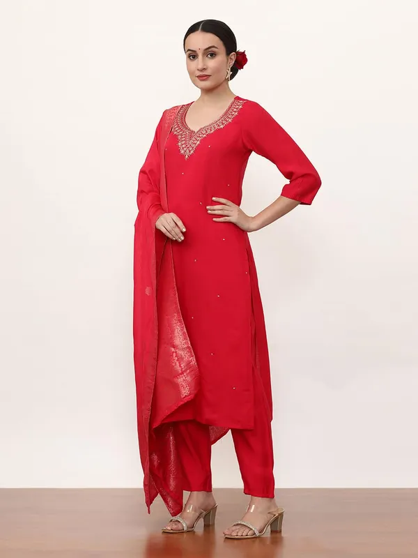Pink_Jaipur_Kurti_Floral_Embroidered_Silk_Blend_Straight_Kurta_And_Trousers_Sets