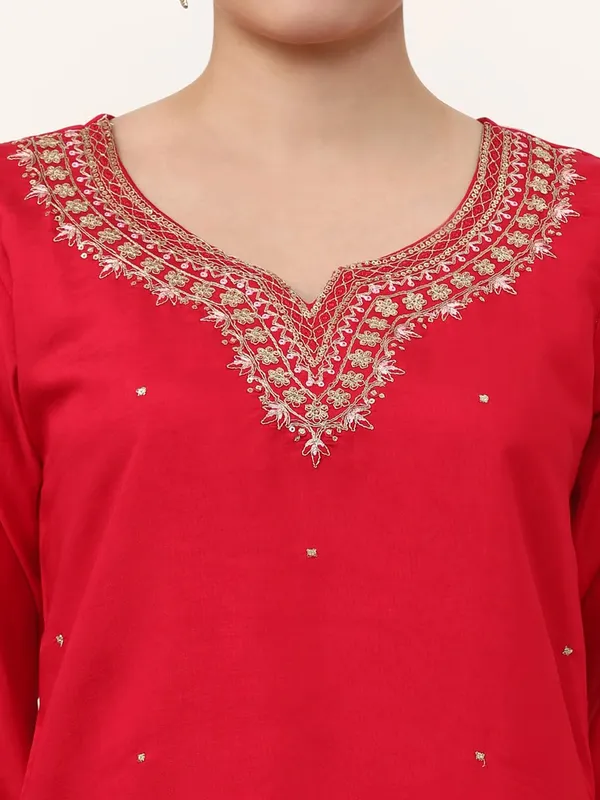 Pink_Jaipur_Kurti_Floral_Embroidered_Silk_Blend_Straight_Kurta_And_Trousers_Sets