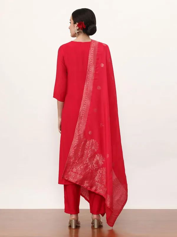 Pink_Jaipur_Kurti_Floral_Embroidered_Silk_Blend_Straight_Kurta_And_Trousers_Sets