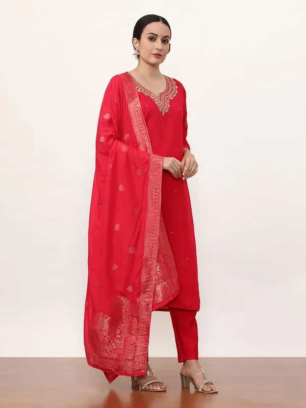 Pink_Jaipur_Kurti_Floral_Embroidered_Silk_Blend_Straight_Kurta_And_Trousers_Sets