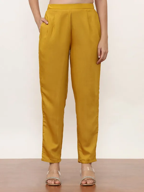 Yellow_Jaipur_Kurti_Floral_Embroidered_Silk_Blend_Straight_Kurta_And_Trousers_Sets