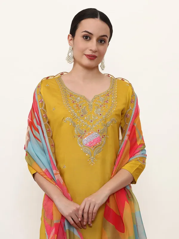 Yellow_Jaipur_Kurti_Floral_Embroidered_Silk_Blend_Straight_Kurta_And_Trousers_Sets