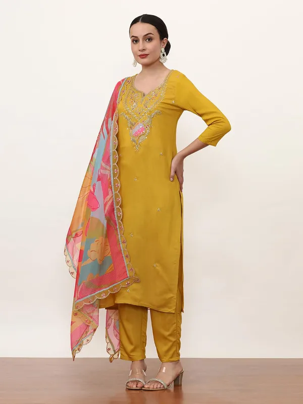 Yellow_Jaipur_Kurti_Floral_Embroidered_Silk_Blend_Straight_Kurta_And_Trousers_Sets