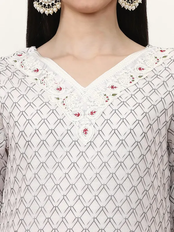 White_Jaipur_Kurti_Floral_Printed_Cotton_Blend_Straight_Kurta_With_Trousers