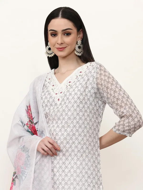 White_Jaipur_Kurti_Floral_Printed_Cotton_Blend_Straight_Kurta_With_Trousers
