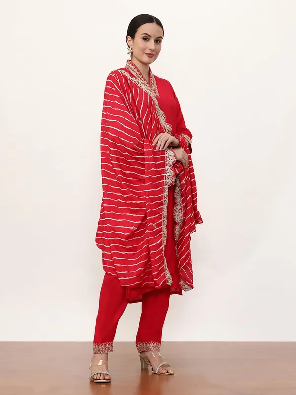 Fuchsia_Jaipur_Kurti_Embroidered_Ethnic_Motifs_Kurta_Sets_With_Dupatta