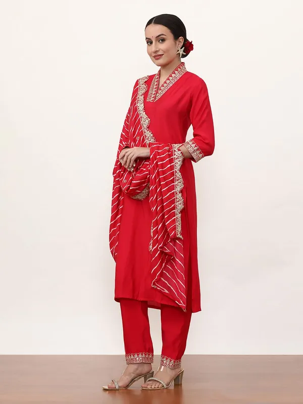 Fuchsia_Jaipur_Kurti_Embroidered_Ethnic_Motifs_Kurta_Sets_With_Dupatta