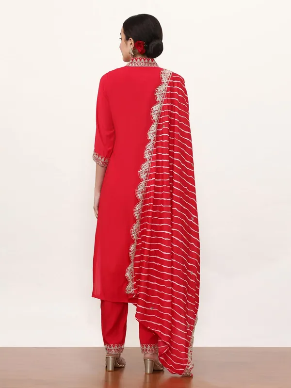 Fuchsia_Jaipur_Kurti_Embroidered_Ethnic_Motifs_Kurta_Sets_With_Dupatta