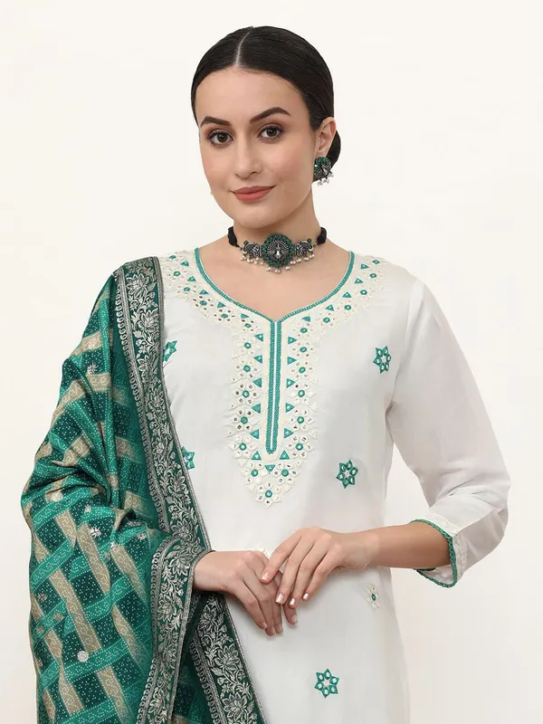 Green_Jaipur_Kurti_Embroidered_Pure_Silk_Solid_Kurta_Sets_With_Dupatta