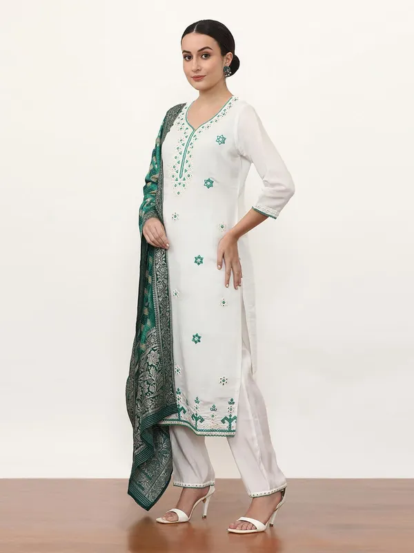 Green_Jaipur_Kurti_Embroidered_Pure_Silk_Solid_Kurta_Sets_With_Dupatta