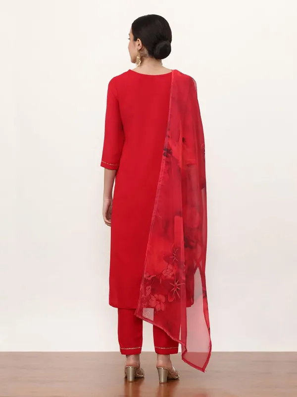 Red_Jaipur_Kurti_Floral_Embroidered_Silk_Blend_Straight_Kurta_And_Trousers_Sets