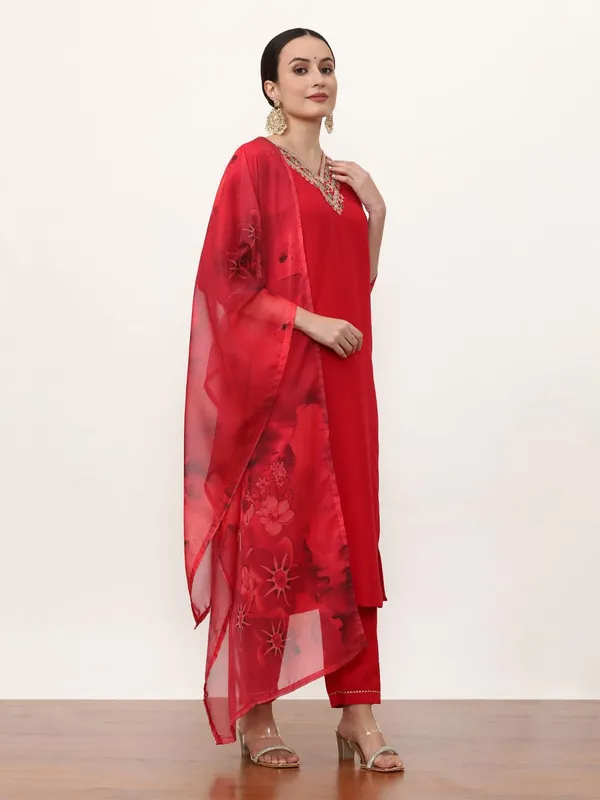 Red_Jaipur_Kurti_Floral_Embroidered_Silk_Blend_Straight_Kurta_And_Trousers_Sets