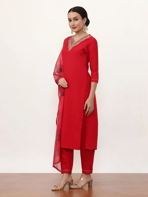 Red_Jaipur_Kurti_Floral_Embroidered_Silk_Blend_Straight_Kurta_And_Trousers_Sets