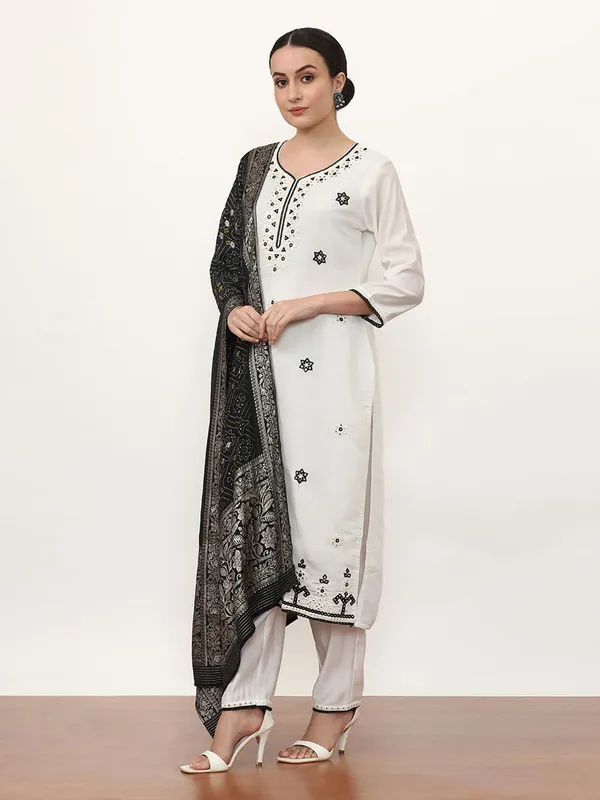 Black_Jaipur_Kurti_Embroidered_Pure_Silk_Solid_Kurta_Sets_With_Dupatta