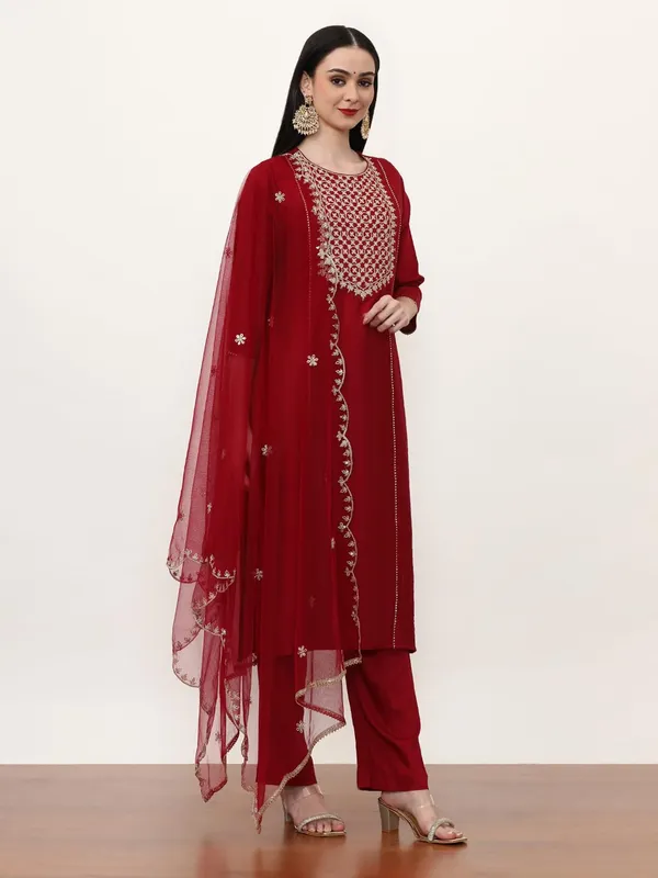 Red_Jaipur_Kurti_Embroidered_Silk_Blend_Ethnic_Motifs_Kurta_Sets_With_Net_Dupatta