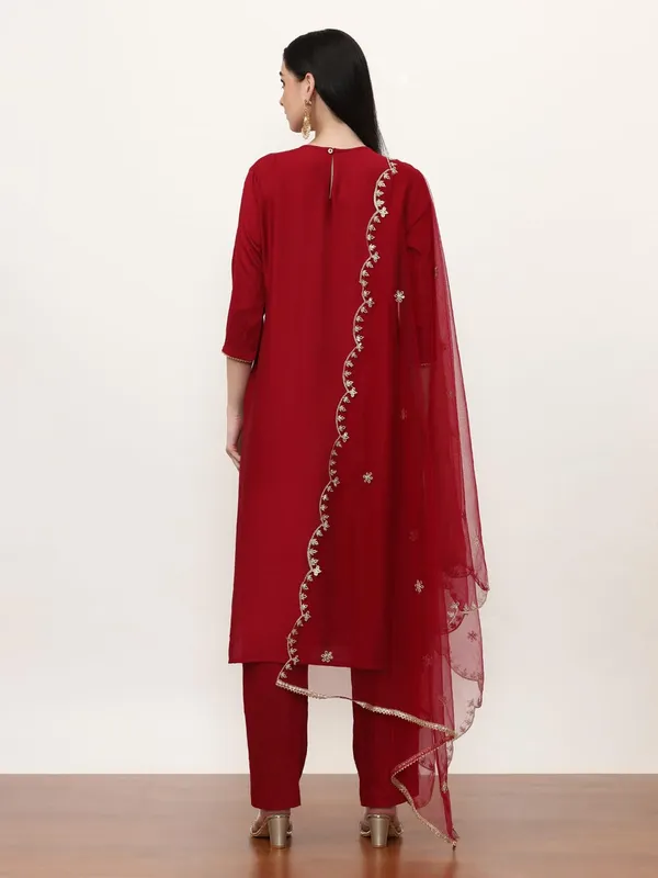 Red_Jaipur_Kurti_Embroidered_Silk_Blend_Ethnic_Motifs_Kurta_Sets_With_Net_Dupatta