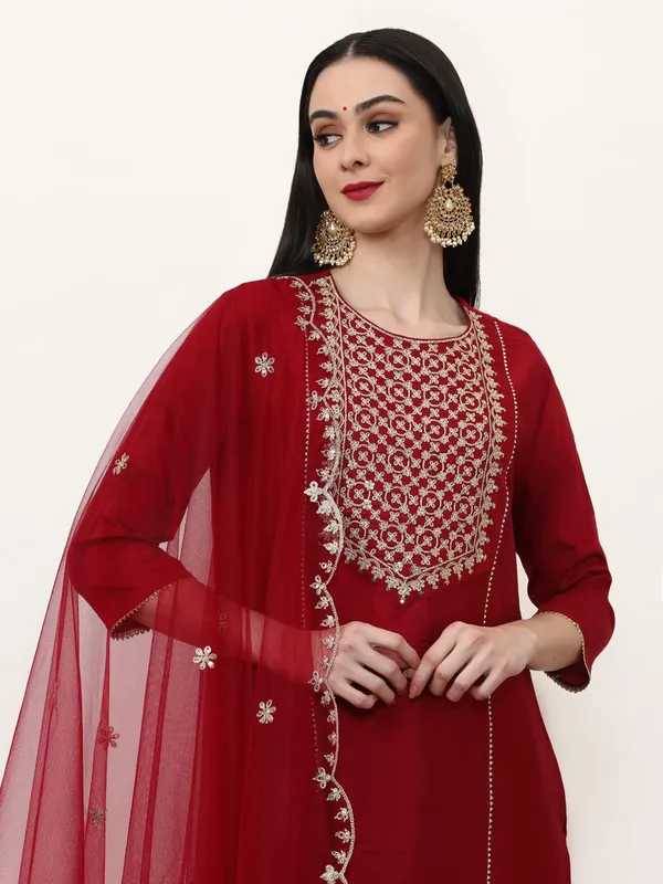 Red_Jaipur_Kurti_Embroidered_Silk_Blend_Ethnic_Motifs_Kurta_Sets_With_Net_Dupatta