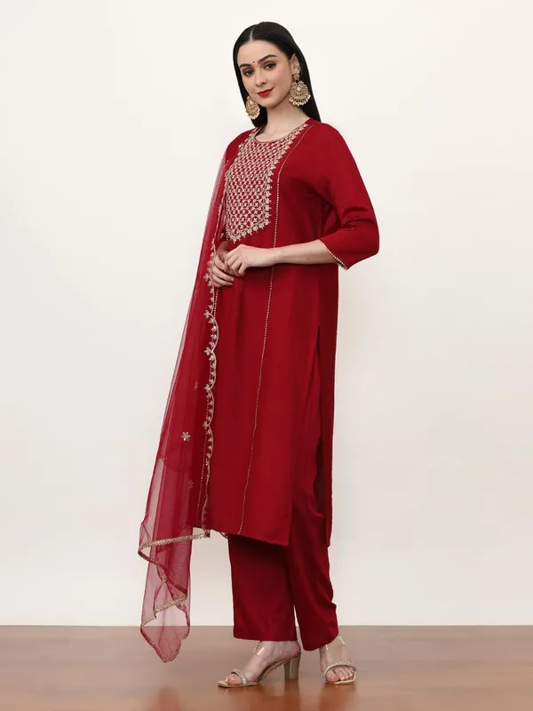 Red_Jaipur_Kurti_Embroidered_Silk_Blend_Ethnic_Motifs_Kurta_Sets_With_Net_Dupatta