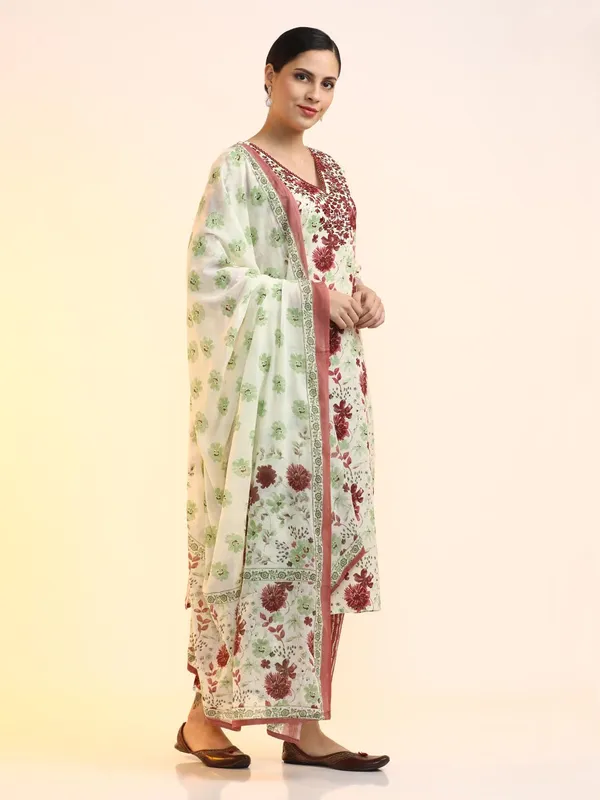 Cream_Jaipur_Kurti_Embroidered_Pure_Cotton_Floral_Kurta_Sets_With_Dupatta