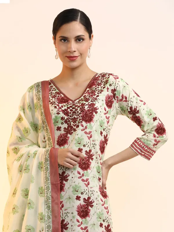 Cream_Jaipur_Kurti_Embroidered_Pure_Cotton_Floral_Kurta_Sets_With_Dupatta