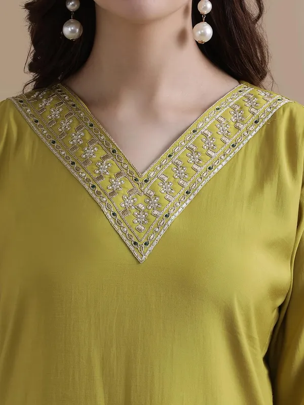 Jaipur_Kurti_Embroidered_Chanderi_Cotton_Ethnic_Motifs_Kurta_Sets_With_Dupatta