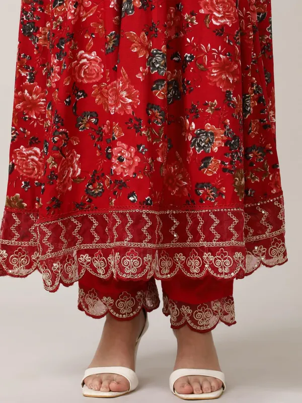 Red_Jaipur_Kurti_Embroidered_Floral_Flared_Kurta_Sets_With_Dupatta