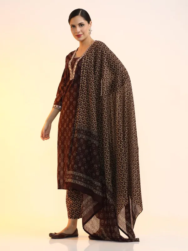 Maroon_Jaipur_Kurti_Embroidered_Pure_Cotton_Floral_Kurta_Sets_With_Dupatta