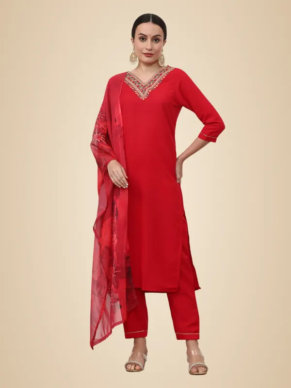 Red_Jaipur_Kurti_Floral_Embroidered_Silk_Blend_Straight_Kurta_And_Trousers_Sets