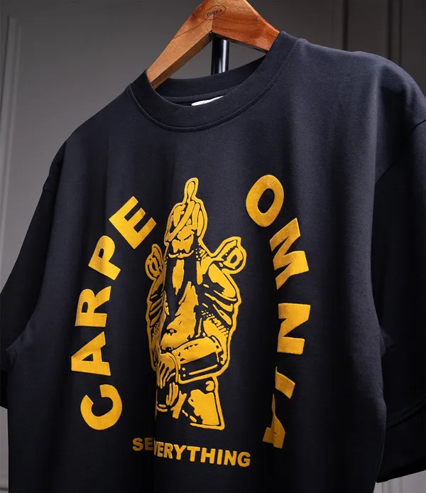 Carpe_Omnia_Black_T-Shirt
