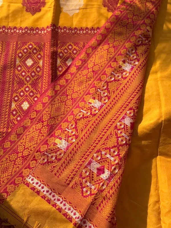 Bright_Sunshine_Yellow_Pure_Cotton_Handloom_Saree_with_Magenta_Baluchari_Motif_Pallu_&_Border