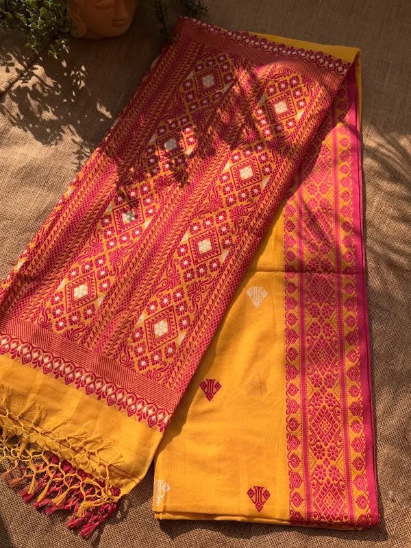 Bright_Sunshine_Yellow_Pure_Cotton_Handloom_Saree_with_Magenta_Baluchari_Motif_Pallu_&_Border