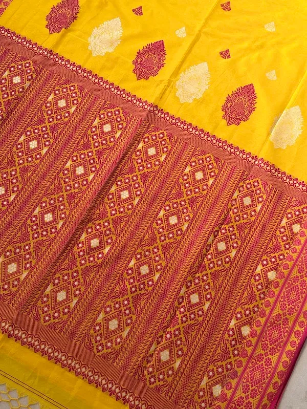 Bright_Sunshine_Yellow_Pure_Cotton_Handloom_Saree_with_Magenta_Baluchari_Motif_Pallu_&_Border