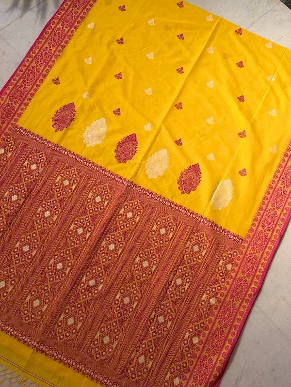 Bright_Sunshine_Yellow_Pure_Cotton_Handloom_Saree_with_Magenta_Baluchari_Motif_Pallu_&_Border