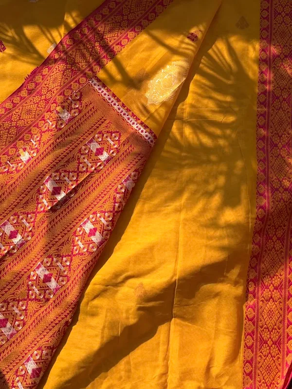 Bright_Sunshine_Yellow_Pure_Cotton_Handloom_Saree_with_Magenta_Baluchari_Motif_Pallu_&_Border