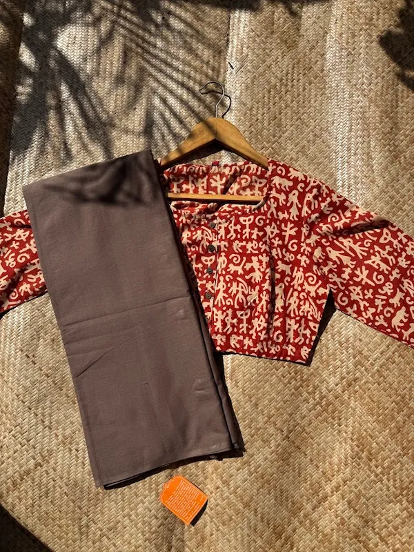 Earth_Brown_Mulmul_Saree_with_Rust_Script_3/4_sleeves__Contrast_Blouse_Set