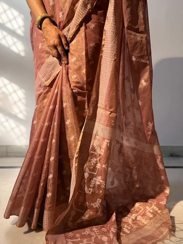 Handwoven_Dusty_Mauve_Onion_Pink_Metallic_Tissue_Saree_featuring_Jamdani_Weave_&_Tasselled_Pallu_(Handloom_Mark_Certified)