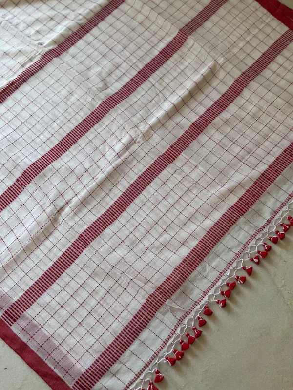 Ivory_Checkered_Mulmul_Cotton_Saree_with_Kantha_Work_&_Red_Tassels