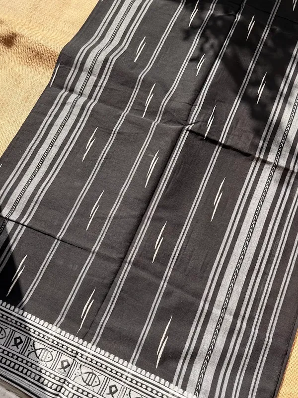 Jet_Black_&_Silver_Grey_Dhaniakhali_Pure_Cotton_Handloom_Saree_with_Fish_Motif_Jamdani_Border