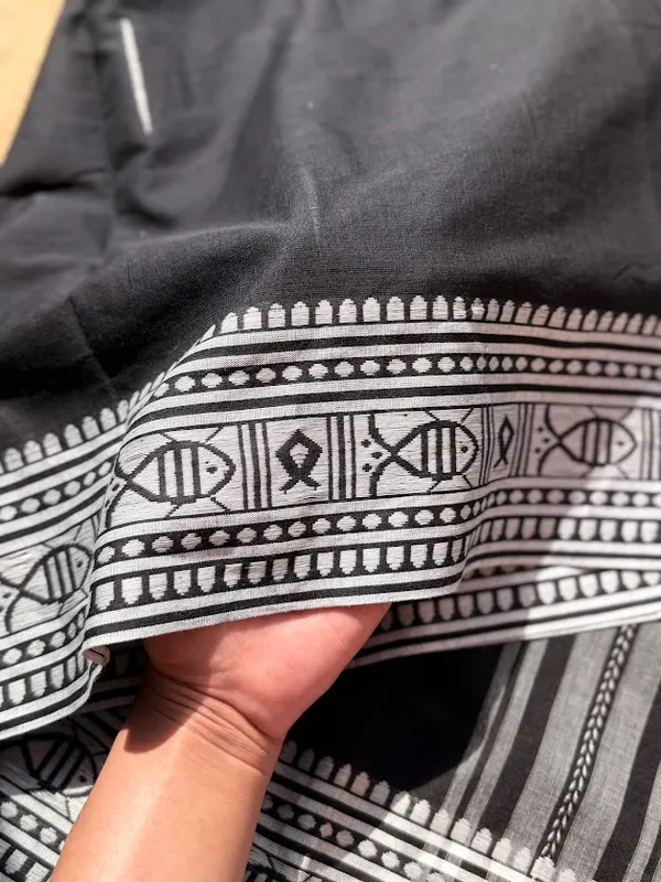 Jet_Black_&_Silver_Grey_Dhaniakhali_Pure_Cotton_Handloom_Saree_with_Fish_Motif_Jamdani_Border