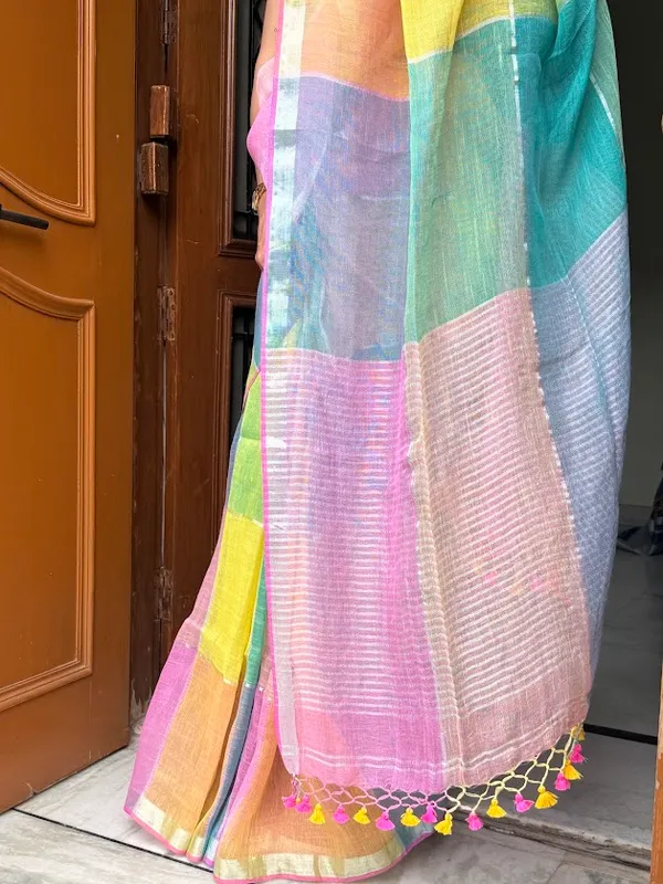 Candy_Cane_Linen_Handloom_Checkered_sarees_with_colourful_tassels