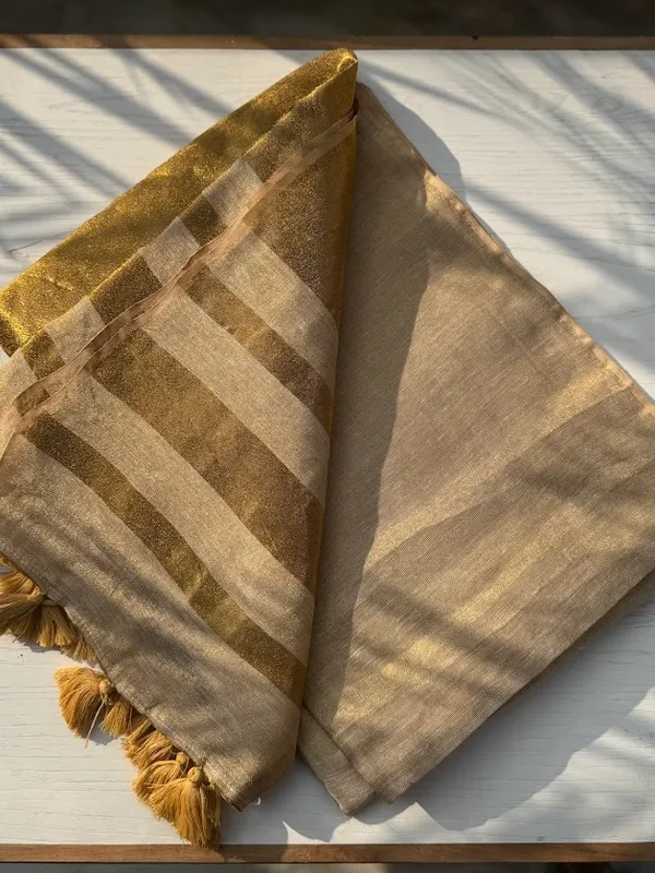 Golden-_Beige_Metallic_Tissue_Linen_Handloom_Saree_with_Thick_Fabric_tassels