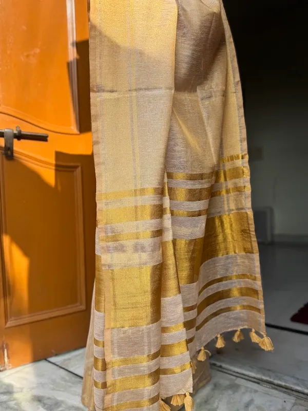 Golden-_Beige_Metallic_Tissue_Linen_Handloom_Saree_with_Thick_Fabric_tassels
